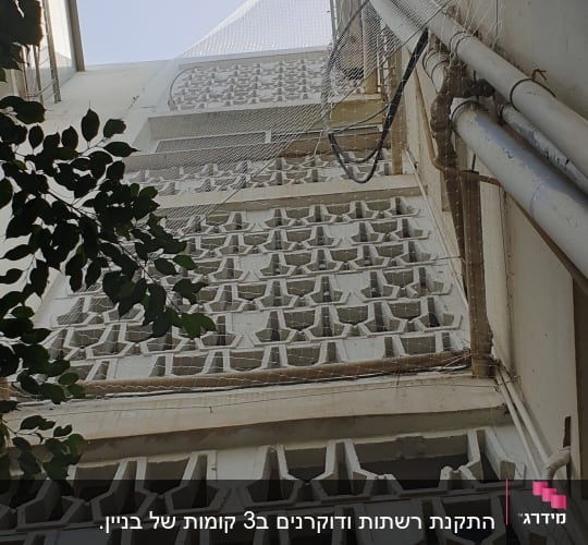 רשת למניעת כניסת יונים על קיר בניין